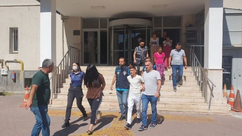 Ev faresi kadınlar önce kameraya sonra polise yakalandı
