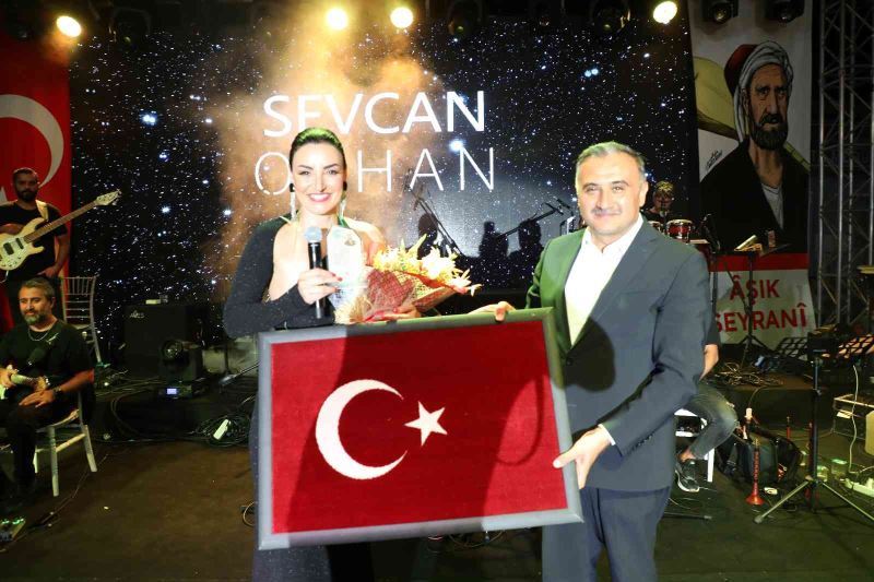 38. Aşık Seyrani Kültür Ve Sanat Festivalinin 2. gününde Sevcan Orhan rüzgarı esti
