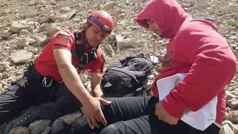 Erciyes tırmanışında düşerek yaralanan dağcının imdadına jandarma yetişti
