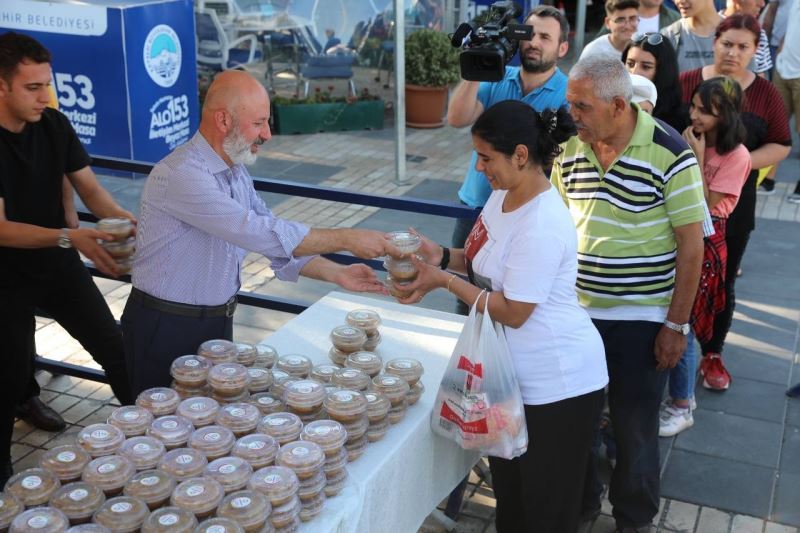 Başkan Çolakbayrakdar, vatandaşlara aşure dağıttı
