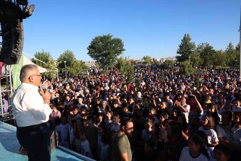 Başkan Büyükkılıç, binlerce genç ve ailesinin coşkusuna ortak oldu
