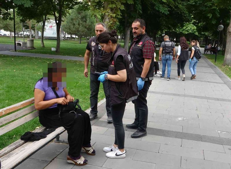 Narkotik polisinden ’torbacı’ denetimi
