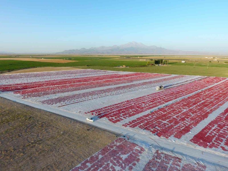 Erciyes’in etekleri kırmızıya boyandı
