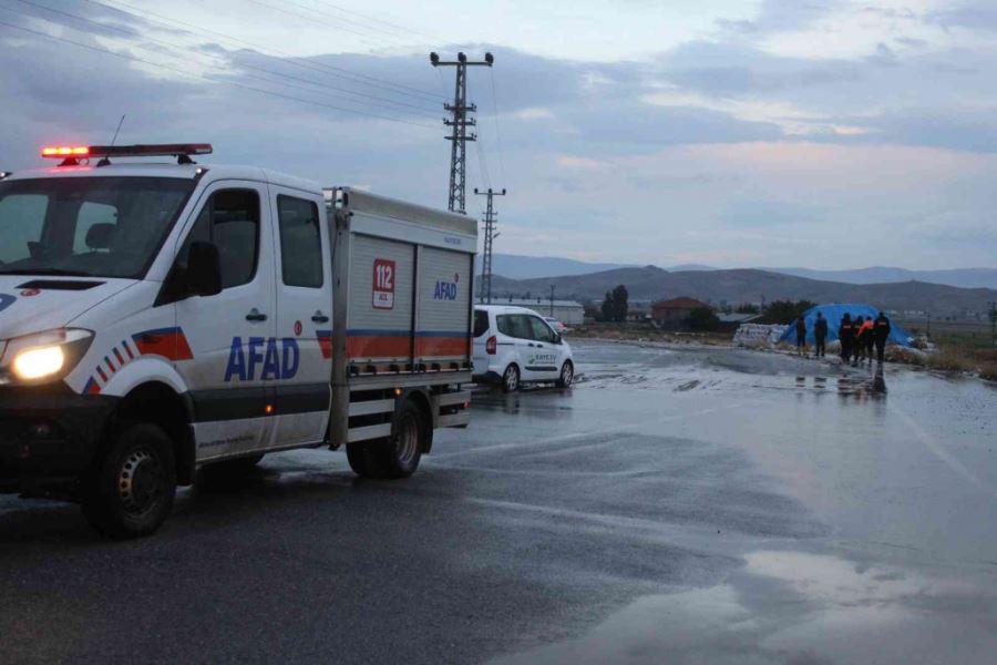 Kayseri’de yağmur sele neden oldu, mahsur kalan 2 kişi kurtarıldı