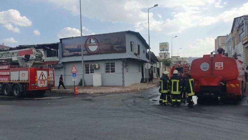 İş yerinin çatısında çıkan lastik yangını söndürüldü
