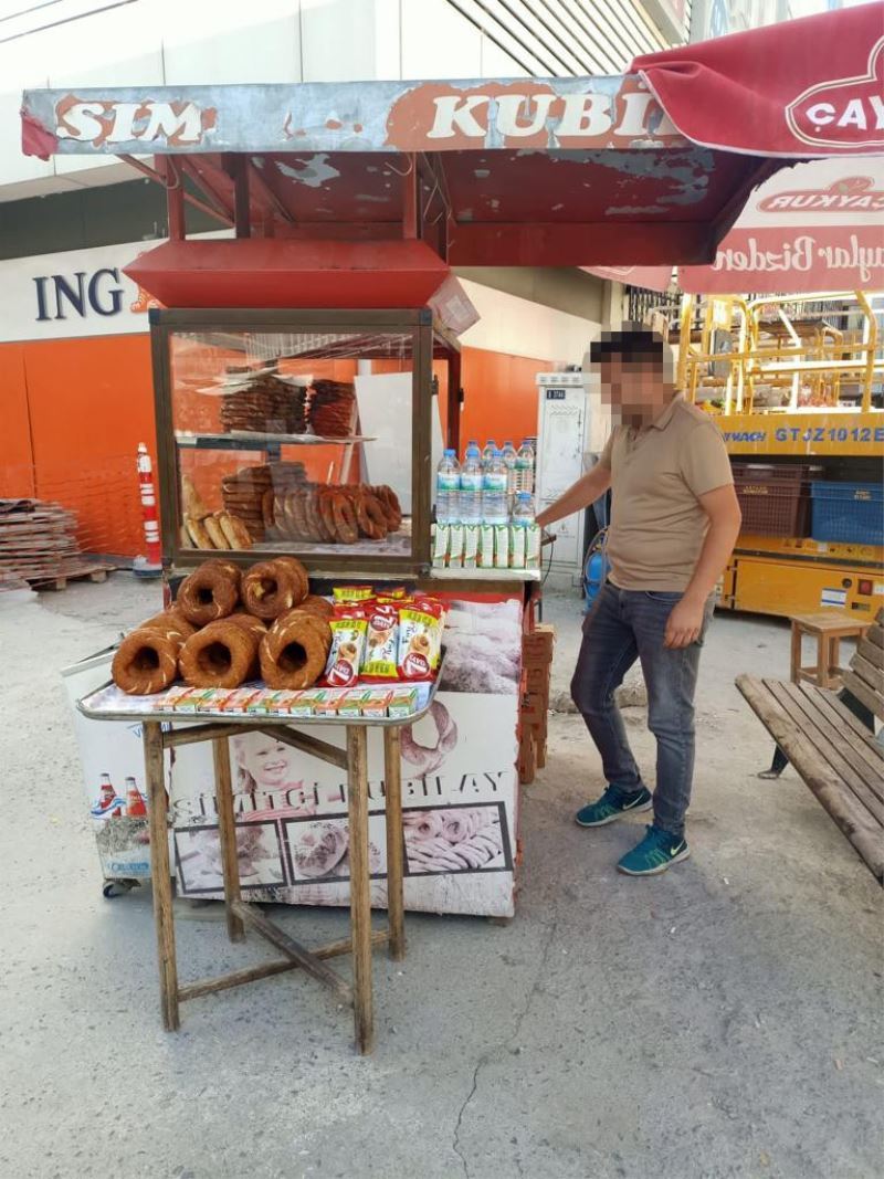 Polis simitçi kılığına girdi, hırsızlık şüphelisi kadını yakaladı
