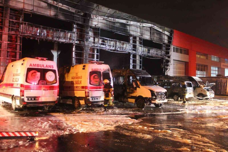 Oto servisinde yangın çıktı, 10 araç alev alev yandı
