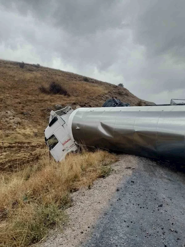 Kayseri - Kahramanmaraş Yolunda Tanker Devrildi
