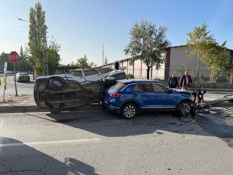 Çarpışan otomobillerden biri yan yattı: 2 yaralı
