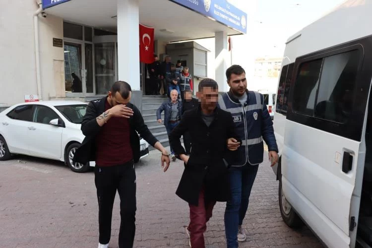 Aranan şahıslara 43 polis ile eş zamanlı operasyon: 9 gözaltı
