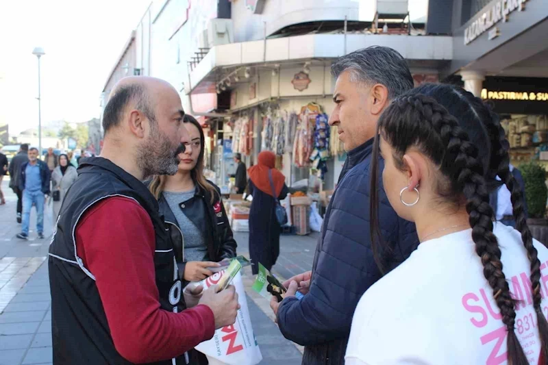 Polis ekiplerinden vatandaşa uyuşturucu bilgilendirmesi
