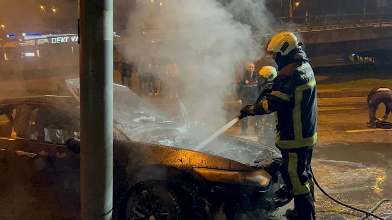 Kaldırıma çarpan otomobil alev aldı, sürücü olay yerinden kaçtı
