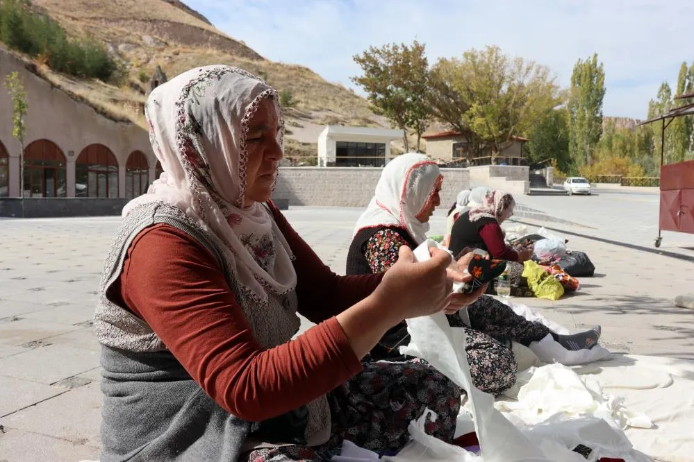 Kızına yaptığı bebek 60 yıldır mahallelinin geçim kapısı oldu