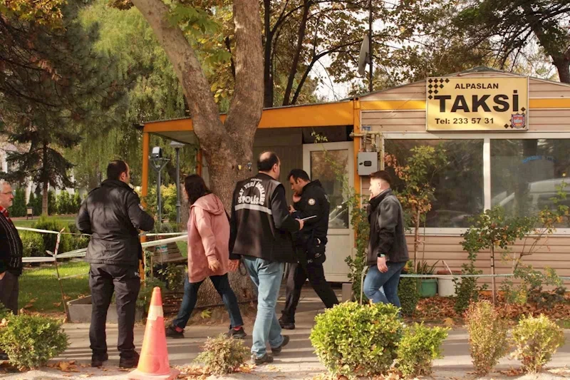 Yaşlı adam taksi durağında ölü bulundu
