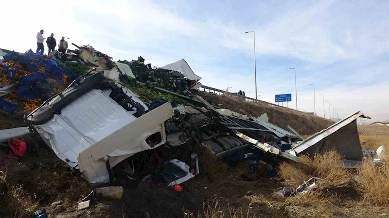 Otomobille çarpışan meyve yüklü tır şarampole devrildi
