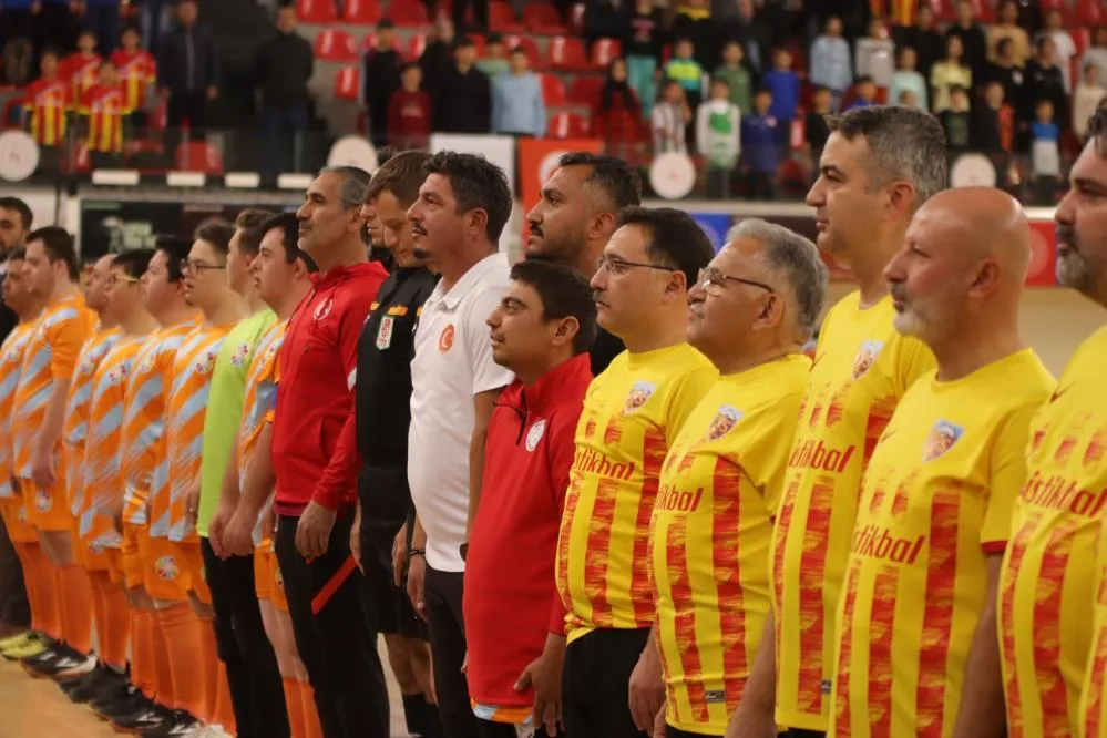 Kayseri protokolü down sendromlu gençlerle futsal maçı yaptı