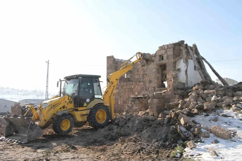 Talas’ta metruk bina yıkılıyor, çevreye huzur ve güven geliyor
