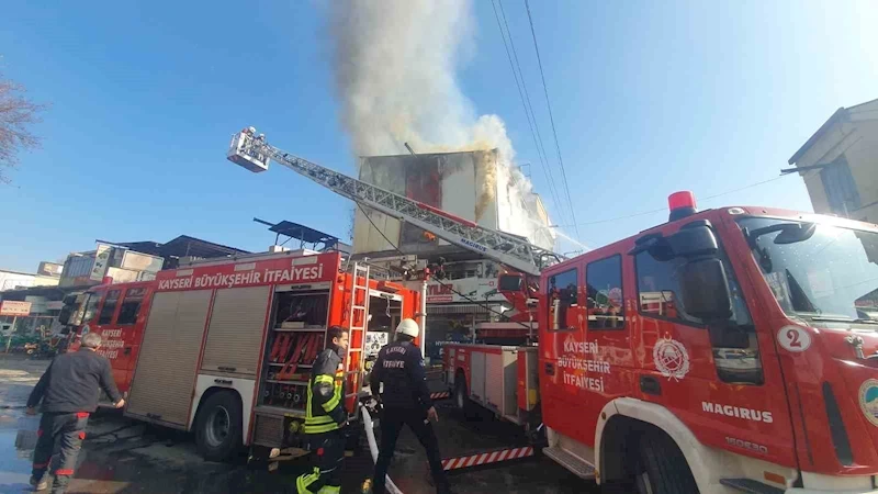 Kayseri’de iş yeri deposunda yangın
