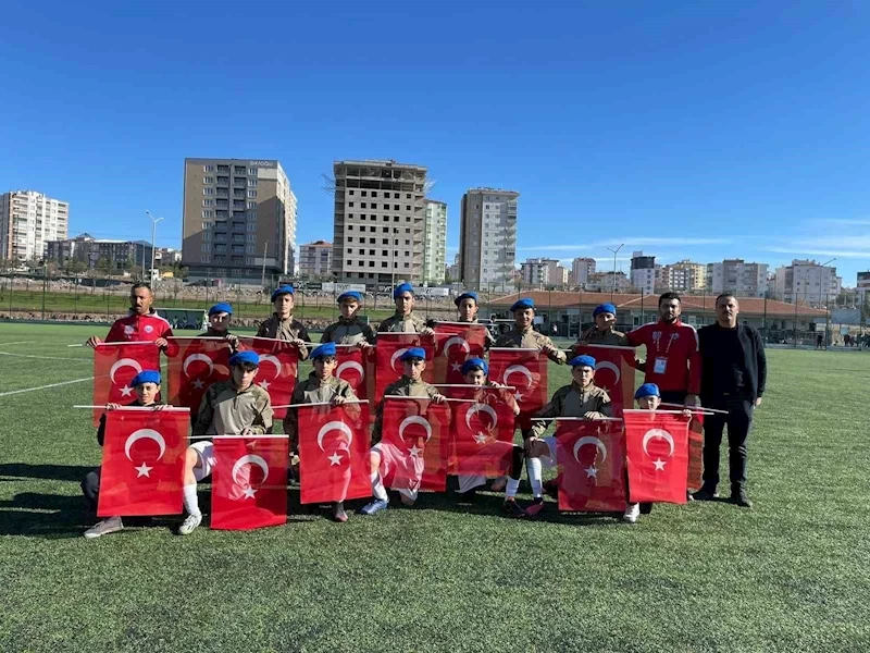 U-16 Ligi maçında futbolcular sahaya kamuflaj ile çıktı
