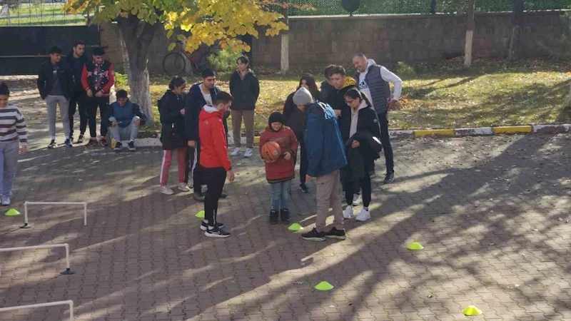 ERU Spor Bilimleri Fakültesi’nden ’Bir gün değil her gün yanınızdayız’ etkinliği
