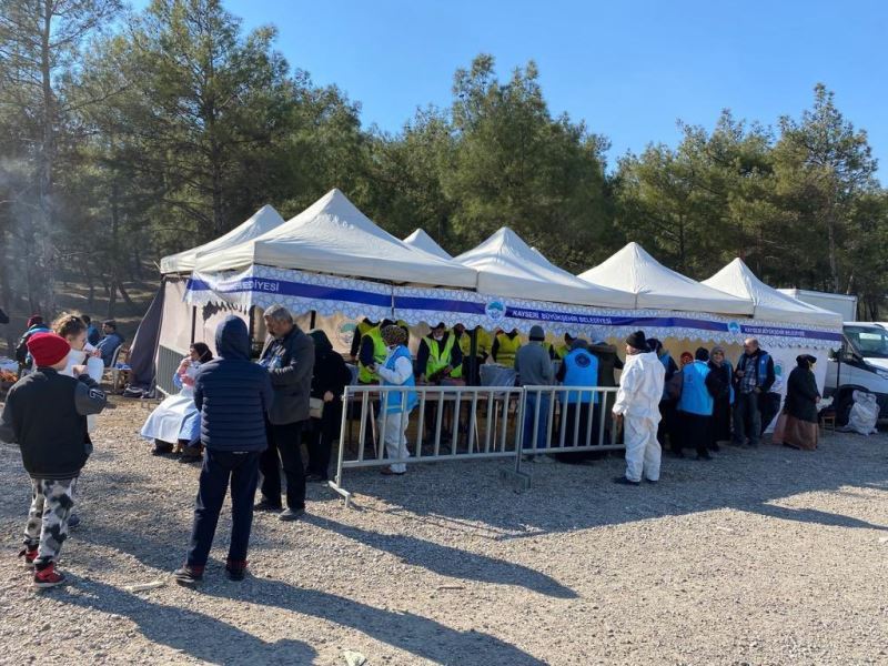 Büyükşehir’in afetzedelere şefkat ve merhamet eli sürüyor
