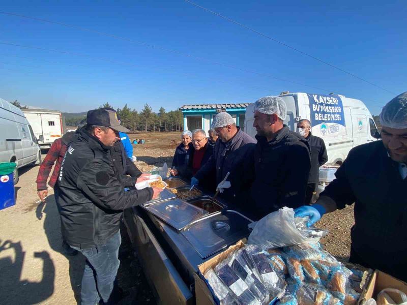 Kayseri Büyükşehirden Günlük 15 Bin Depremzedeye Sıcak Yemek Hizmeti
