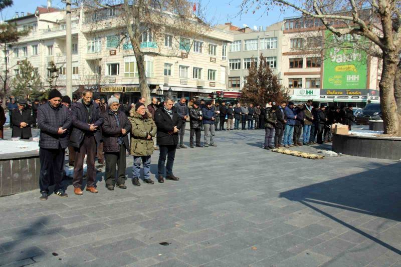 Depremde hayatını kaybedenler için gıyabi cenaze namazı kılındı
