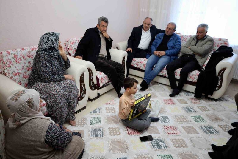 Başkan Öztürk depremzede aileleri ziyaret etti
