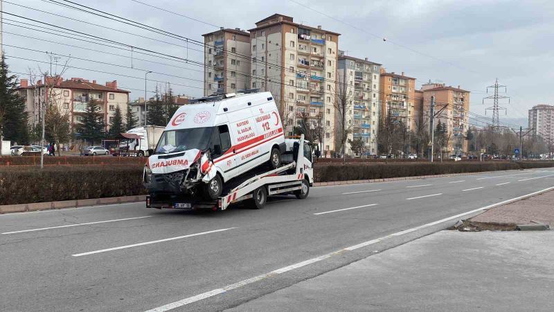 Ambulans tramvay yoluna girdi: 1 yaralı
