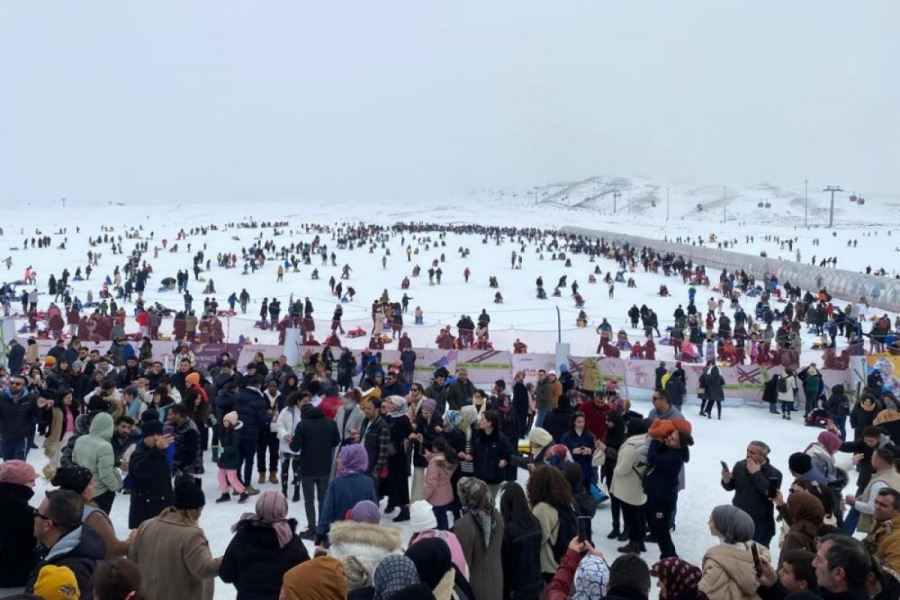 Erciyes’te kar bereketi: Binlerce turist pistleri doldurdu