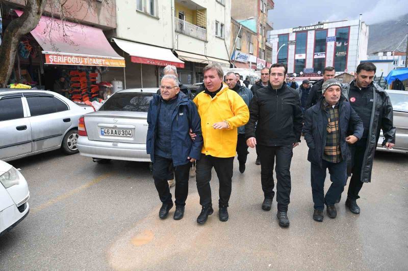 Başkan Büyükkılıç, Elbistan Kayseri Çarşısı’nda esnafı ziyaret etti
