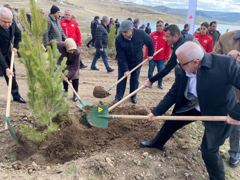 Bu sefer fidanlar deprem şehitleri için dikildi
