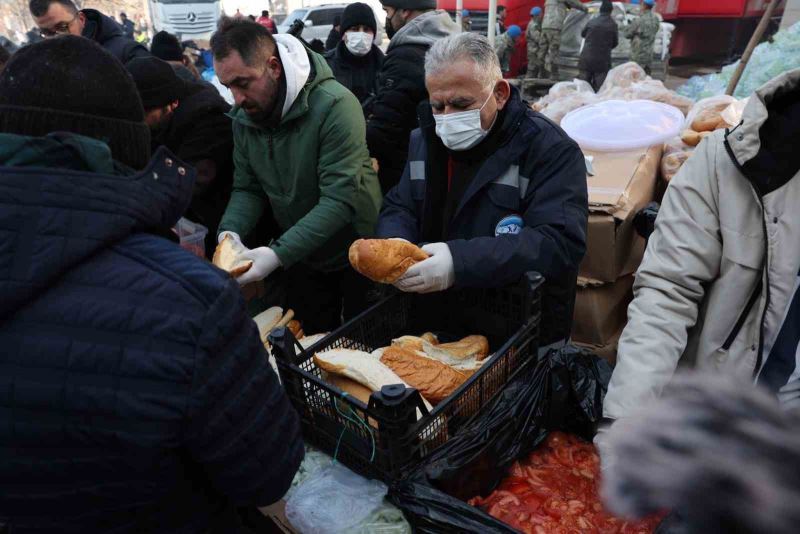 Kayseri ve Kahramanmaraş’ta iftar sofraları Büyükşehir’den
