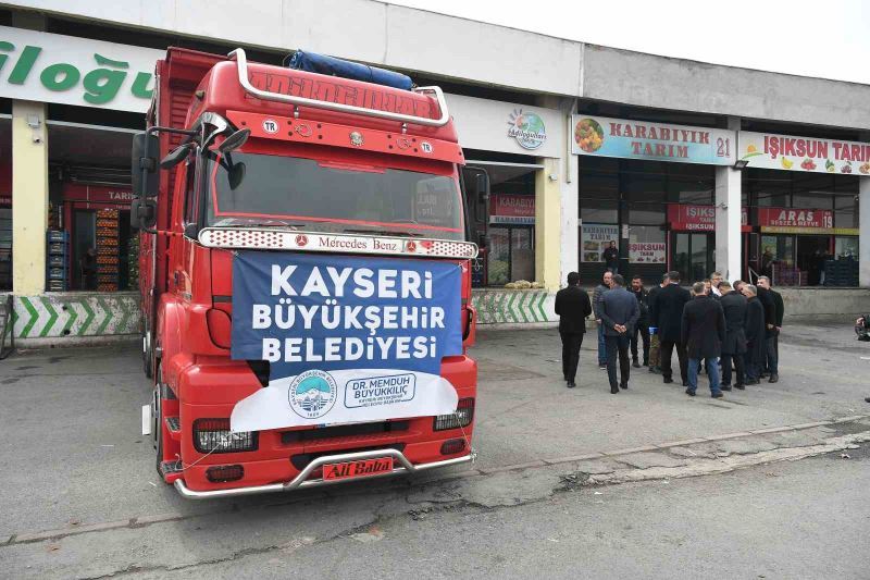 Başkan Büyükkılıç 2 kamyon yardım tırını Adıyaman’a uğurladı
