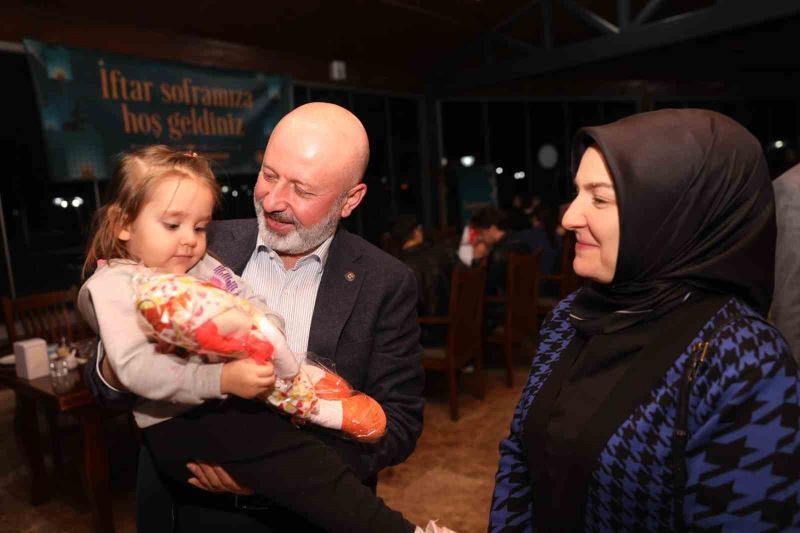 Çolakbayrakdar çifti, iftarı depremzede öğrenciler ve aileleriyle açtı
