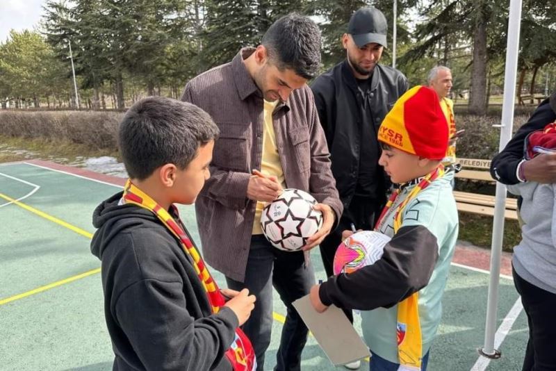 Kayserisporlu futbolcular, depremzede çocukların yüzünü güldürdü
