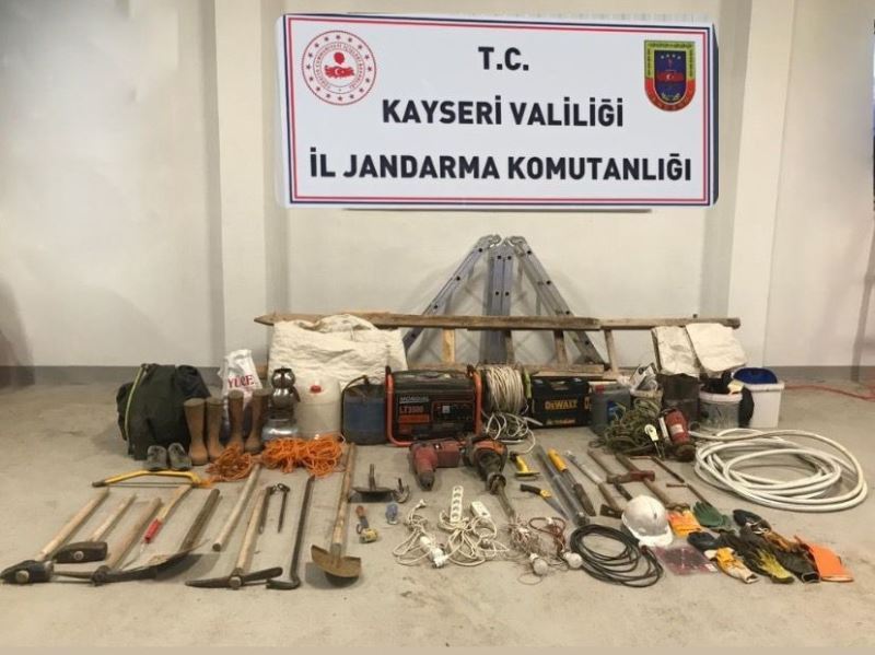 Jandarmadan izinsiz kazı yapan şahıslara suçüstü: 4 gözaltı
