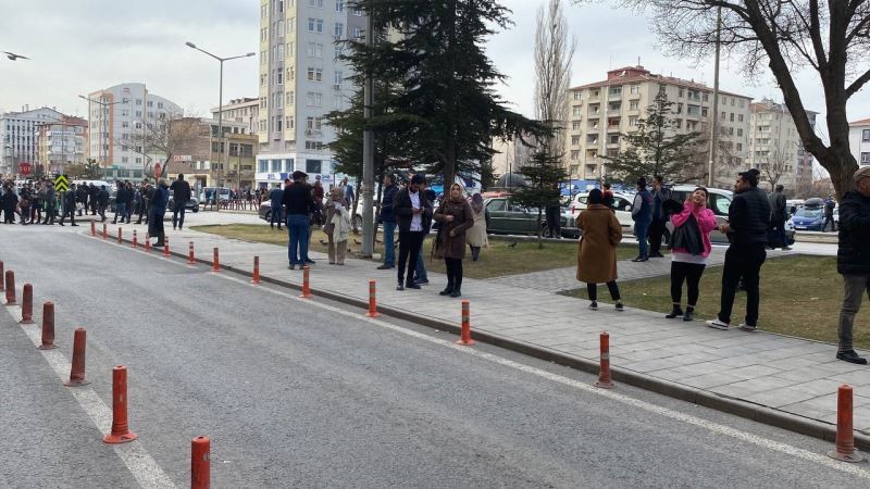 Kayseri 4.7 büyüklüğündeki depremle sallandı, vatandaşlar sokağa döküldü
