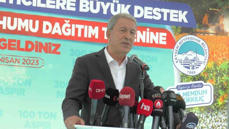 Bakan Akar: “Teröristler ile arasında mesafe olmayanlar bizim için büyük bir endişe kaynağıdır”
