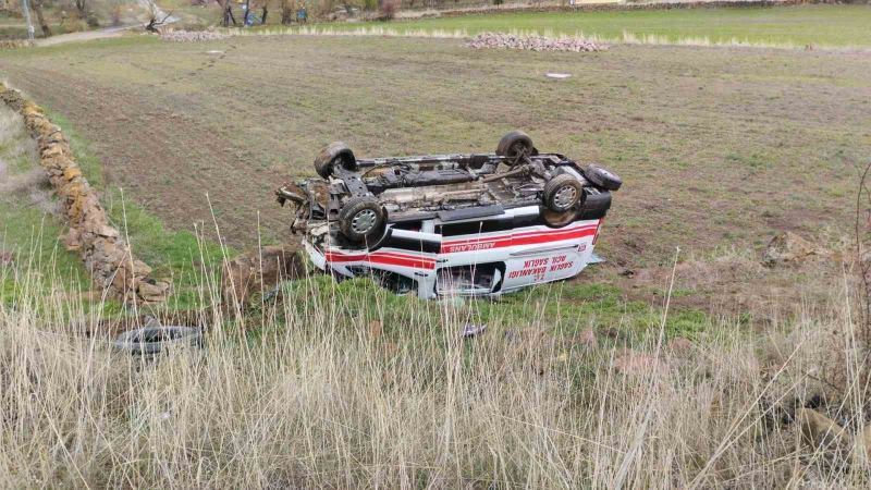 Kayseri’de ambulans takla attı: 3 yaralı
