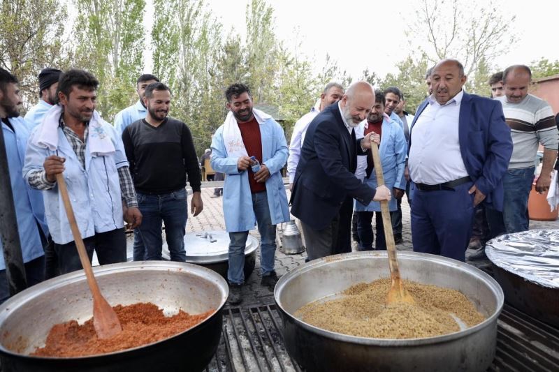 Başkan Çolakbayrakdar, şükür sofrasında vatandaşlarla birlikte
