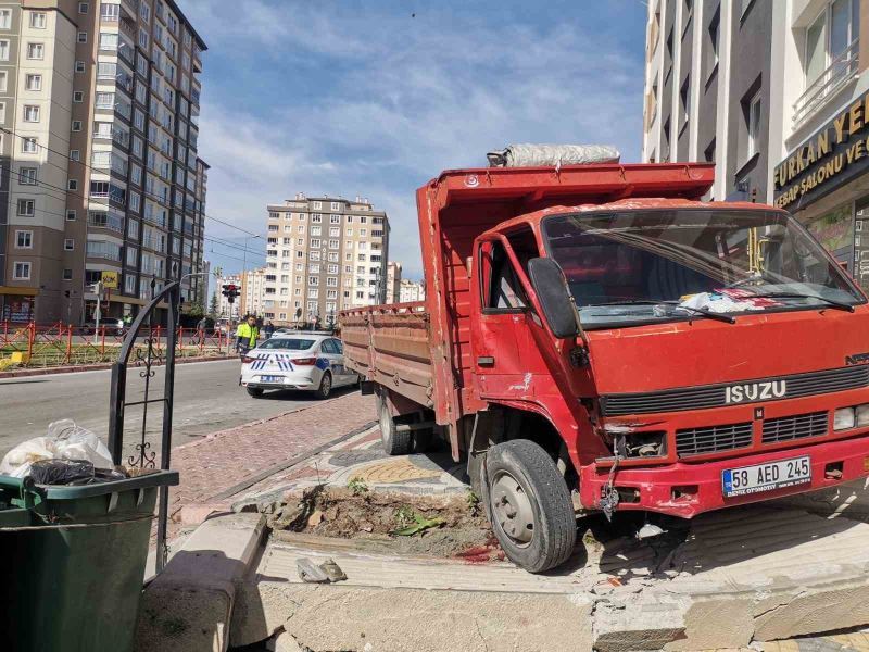 Tramvayla çarpışan kamyonet istinat duvarını yıktı
