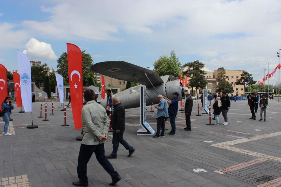 Kayseri Tayyare Fabrikası’nda üretilen ilk P-24A uçağı meydanda sergileniyor