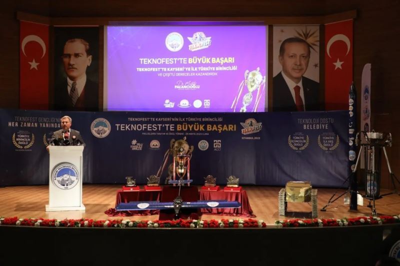 Melikgazi Belediyesi TEKNOFEST gururlarını Hulusi Akar’ın elinden ödüllendirdi
