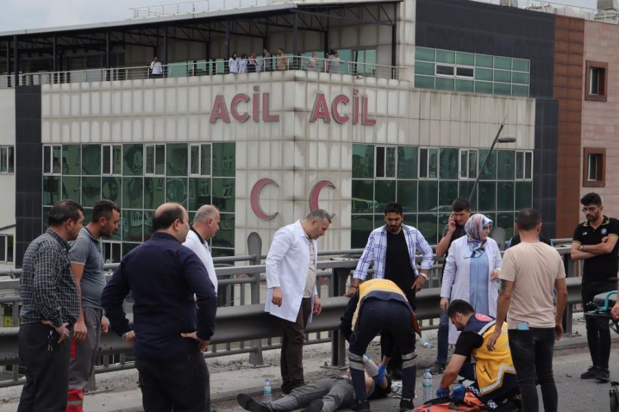 Acil Servisin önünde kaza: Sağlık çalışanları seferber oldu