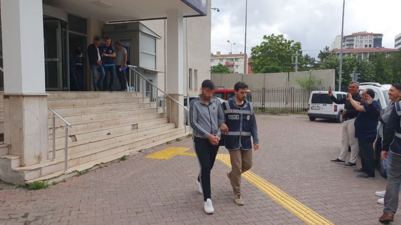 Aranan şahıslara 40 ekip ve 106 personelle eş zamanlı operasyon
