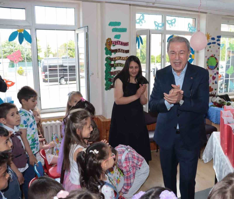 Hulusi Akar’dan öğrencilere: “Okuyacaksınız ve ülkemize, memleketimize yararlı insanlar olacaksınız”
