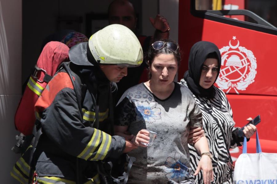 Şarjdaki telefon patladı, yangın çıktı