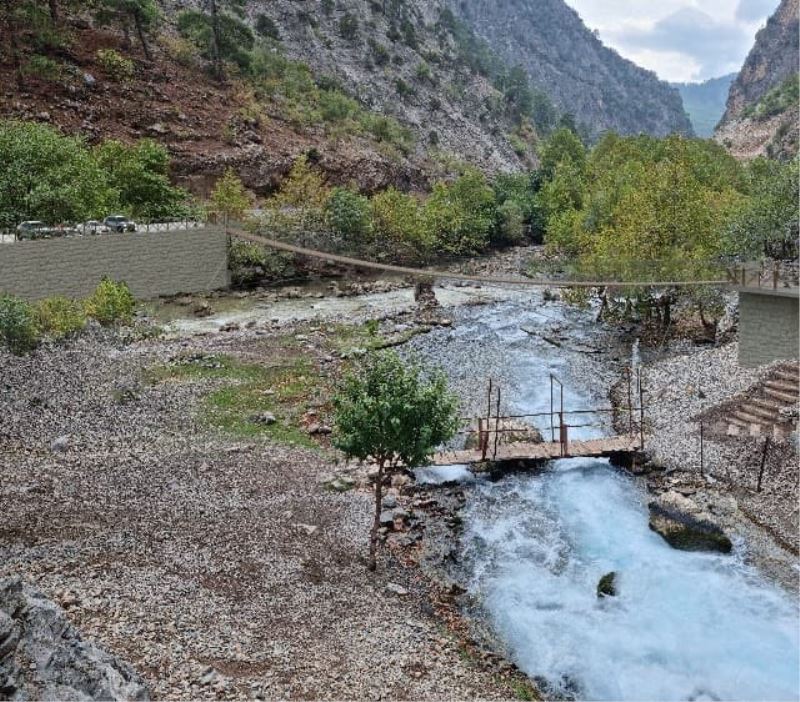 Göksu Şelalesi’ne yaya ulaşımını sağlayan sallanan köprü yenileniyor
