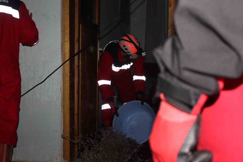 Su basan evleri temizlemek için canla başla çalıştılar
